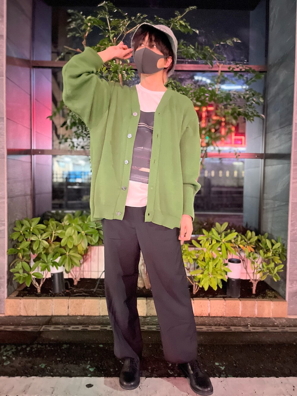 グリーン系のカーディガン/ボレロ、ホワイト系のTシャツ/カットソー、ブラック系のローファーを着用したメンズの秋コーディネートの4枚目の写真