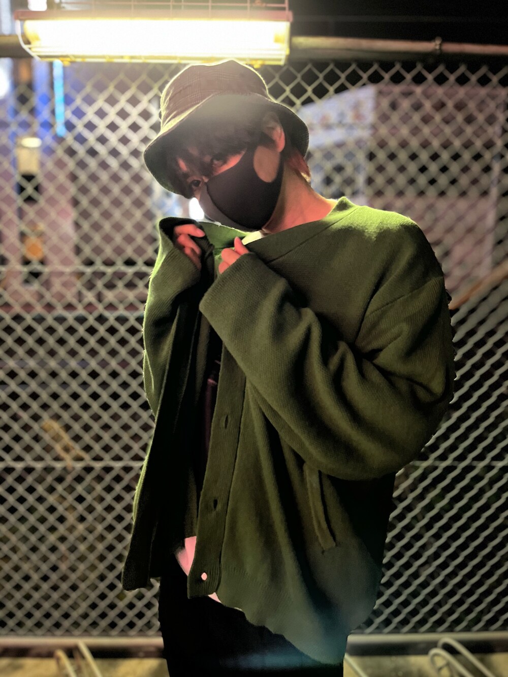 グリーン系のカーディガン/ボレロ、ホワイト系のTシャツ/カットソー、ブラック系のローファーを着用したメンズの秋コーディネートの3枚目の写真