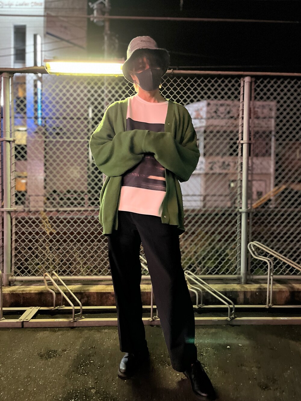 グリーン系のカーディガン/ボレロ、ホワイト系のTシャツ/カットソー、ブラック系のローファーを着用したメンズの秋コーディネートの5枚目の写真