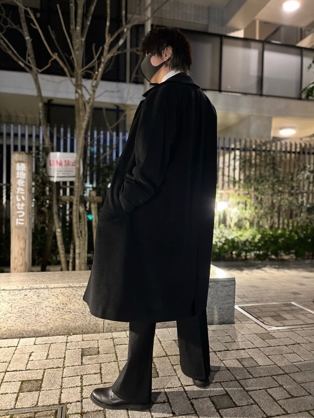 ホワイト系のベスト、ホワイト系のシャツ/ブラウス、グレー系のスラックスを着用したメンズの冬コーディネートの5枚目の写真