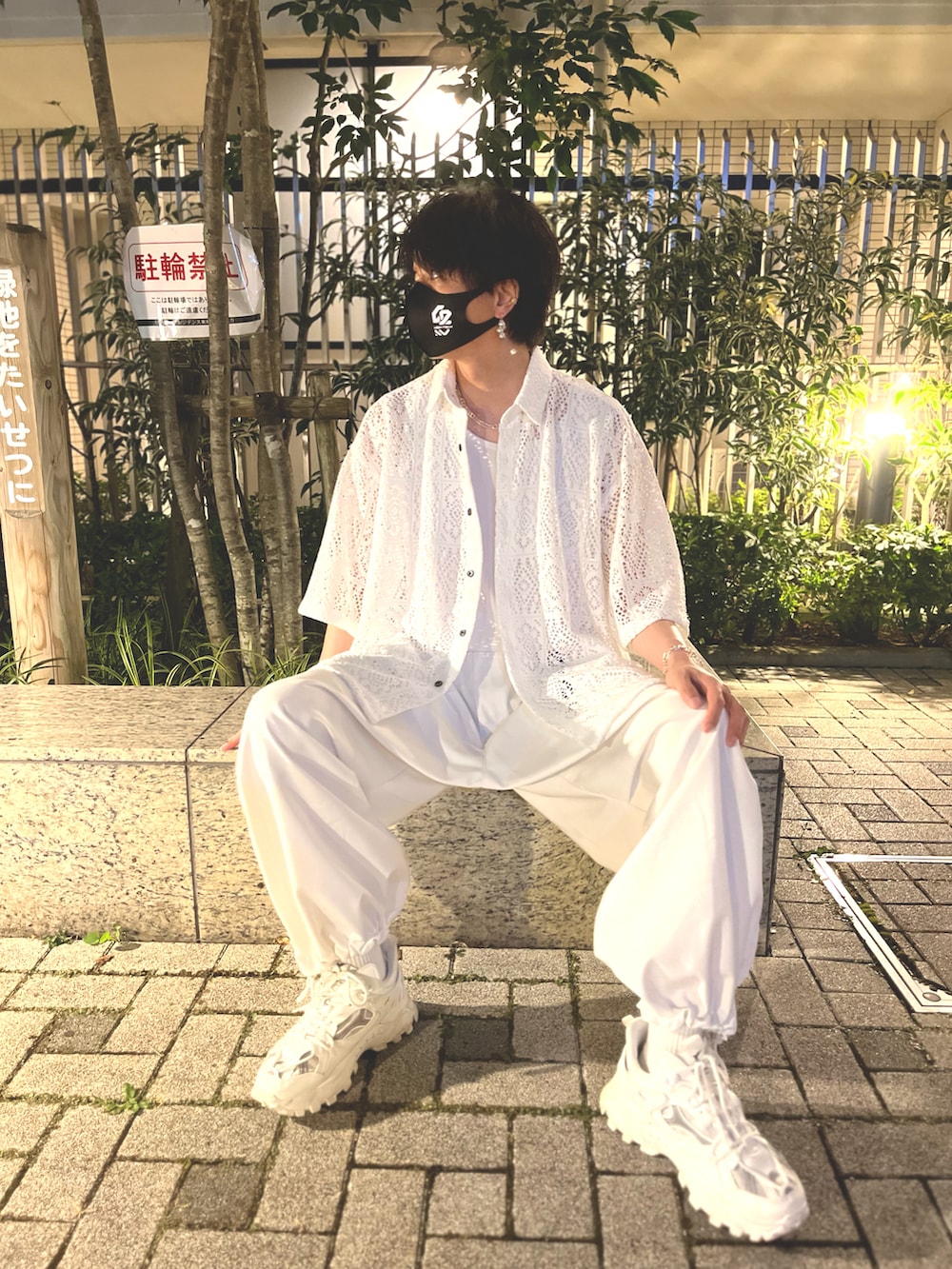 「Junred、KUUUPY、Ellno Loset、adrer、aimoha(aimoha)、燈屋、銀の角砂糖、HARE、レースシャツ、タンクトップ、ナローベルト、スニーカー、ピアス、イヤーカフ、プレスレット」｜「JUNREDのレギュラーカラーS/Sレースビッグシャツ（シャツ/ブラウス、ホワイト系）」を使った、アムネシアさん（メンズ・176cm）の夏コーディネートの5枚目の写真