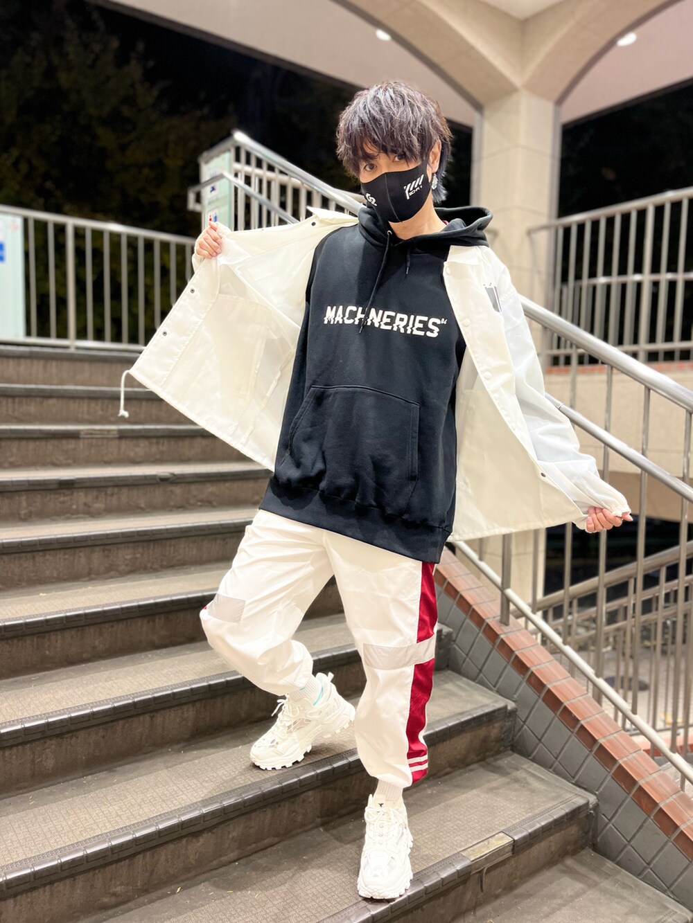 「H＞FRACTAL、中央町戦術工芸、Herden、aimoha(aimoha)、cha2、コーチジャケット、パーカー、ジョガーパンツ、リフレクター、サイバー、冬コーデ、タクティカル、スニーカー、テックウェア、ストリートフェス2023」｜「H＞FRACTALのH＞FRACTAL ORIGINAL – ANARCHY CHECKER COACH JACKET (WHITE) 15,984円(税込)（ナイロンジャケット、ホワイト系）」を使った、アムネシアさん（メンズ・176cm）の冬コーディネートの2枚目の写真
