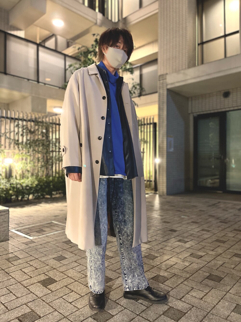 ブルー系のニット/セーター、ホワイト系のタンクトップ、ベージュ系のステンカラーコートを着用したメンズの冬コーディネートの4枚目の写真