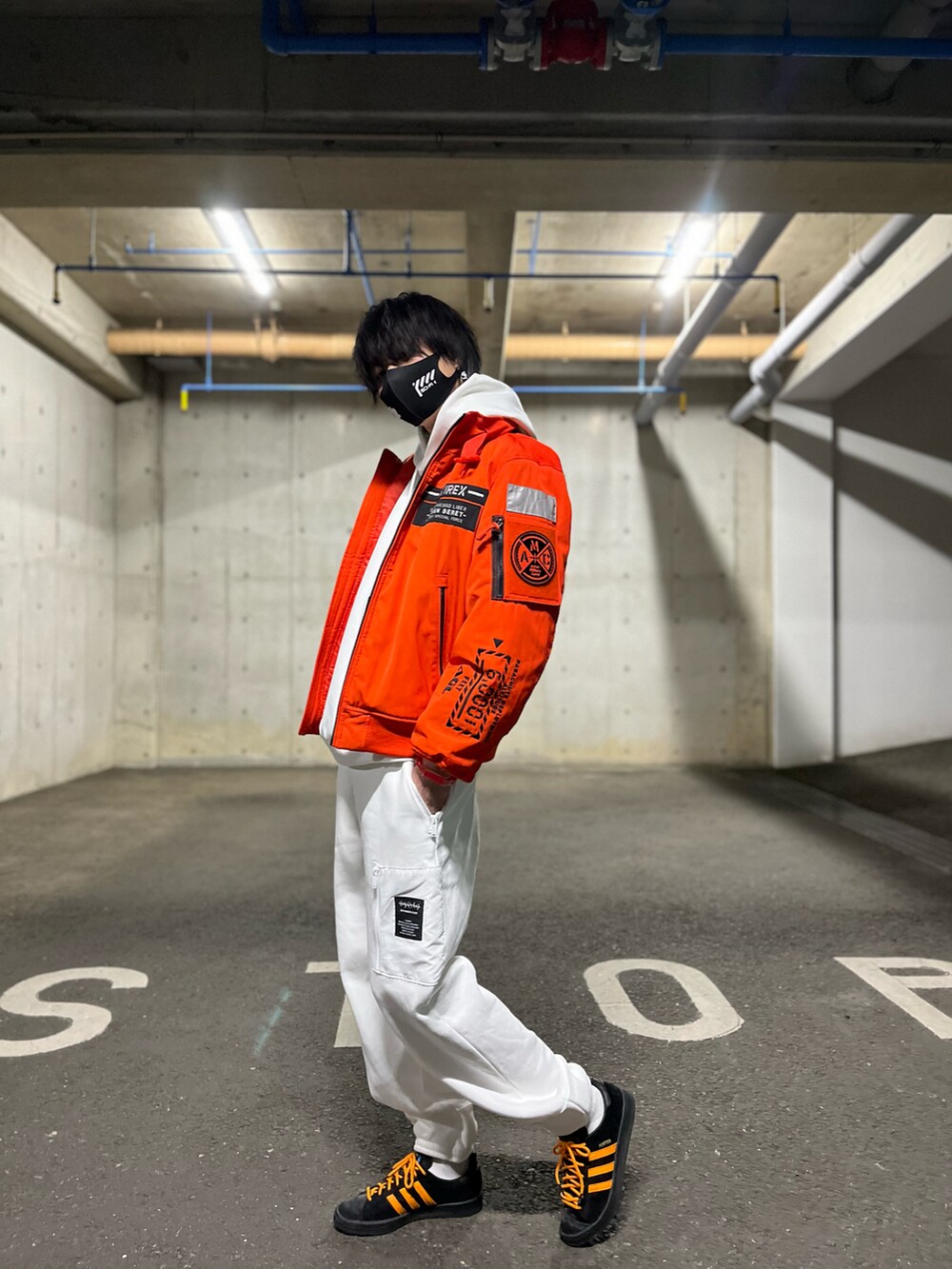 ホワイト系のスウェットパンツ、ホワイト系のパーカー、オレンジ系のMA-1を着用したメンズの冬コーディネートの3枚目の写真