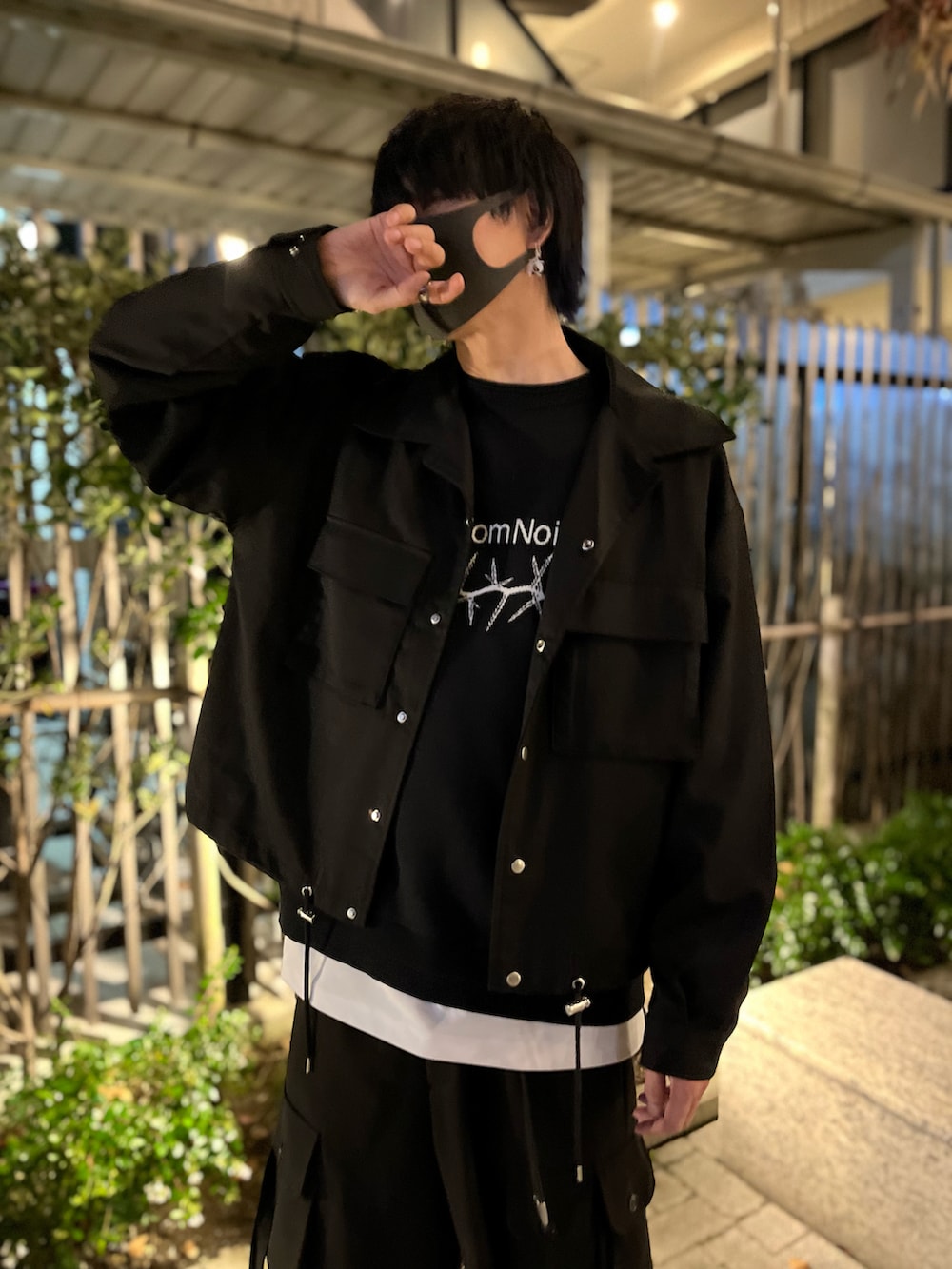 ブラック系のカーゴパンツ、ブラック系のスニーカー、ホワイト系のTシャツ/カットソーを着用したメンズの秋コーディネートの2枚目の写真