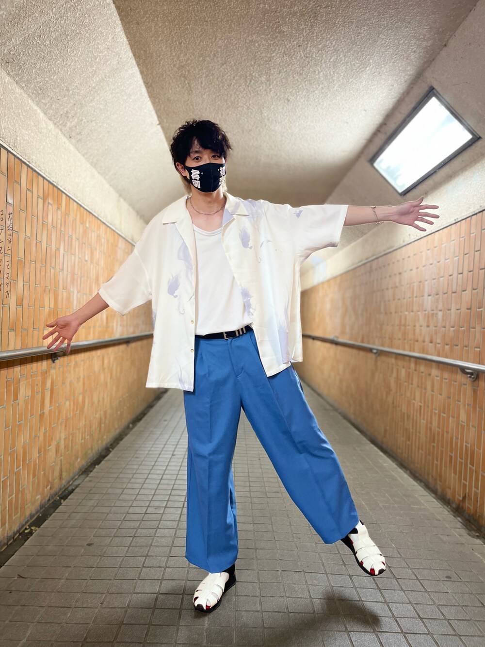 ホワイト系のシャツ/ブラウス、ブルー系のスラックス、ホワイト系のサンダルを着用したメンズの夏コーディネートの2枚目の写真