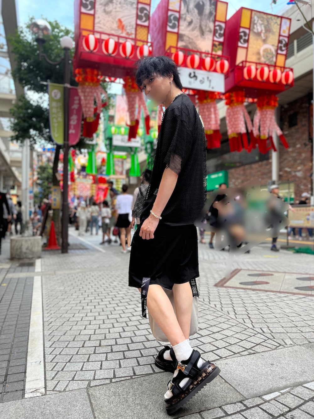「マツケンサンバ、G.O.C、中央町戦術工芸、HARE、Tシャツ、メッシュTシャツ、ハーフカーゴパンツ、ハーフパンツ、サンダルに靴下、マツケンサンバコラボカフェ、オレ！、夏だ！Tシャツ着よう！、ストリートコーデ、黒Tシャツ、いいね、save、フォローお願いします🤑」｜「中央町戦術工芸の中央町戦術工芸　ハーフパンツ_CTC斗争23（カーゴパンツ、ブラック系）」を使った、アムネシアさん（メンズ・176cm）の夏コーディネートの3枚目の写真