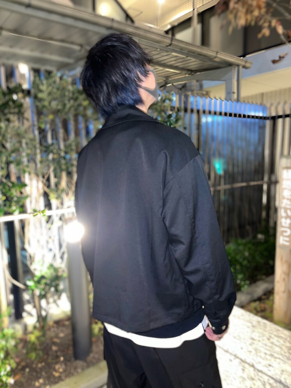ブラック系のカーゴパンツ、ブラック系のスニーカー、ホワイト系のTシャツ/カットソーを着用したメンズの秋コーディネートの4枚目の写真