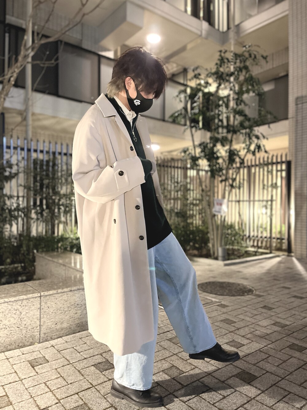 グリーン系のニット/セーター、ブラック系のタンクトップ、ベージュ系のステンカラーコートを着用したメンズの冬コーディネートの4枚目の写真