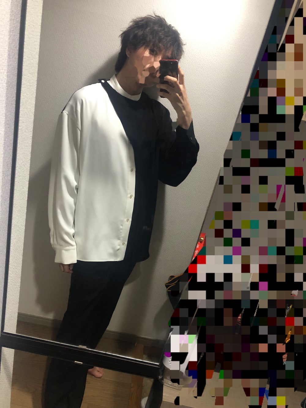 ブラック系のシャツ/ブラウス、ブラック系のその他パンツ、ブラック系のサンダルを着用したメンズの春コーディネートの2枚目の写真