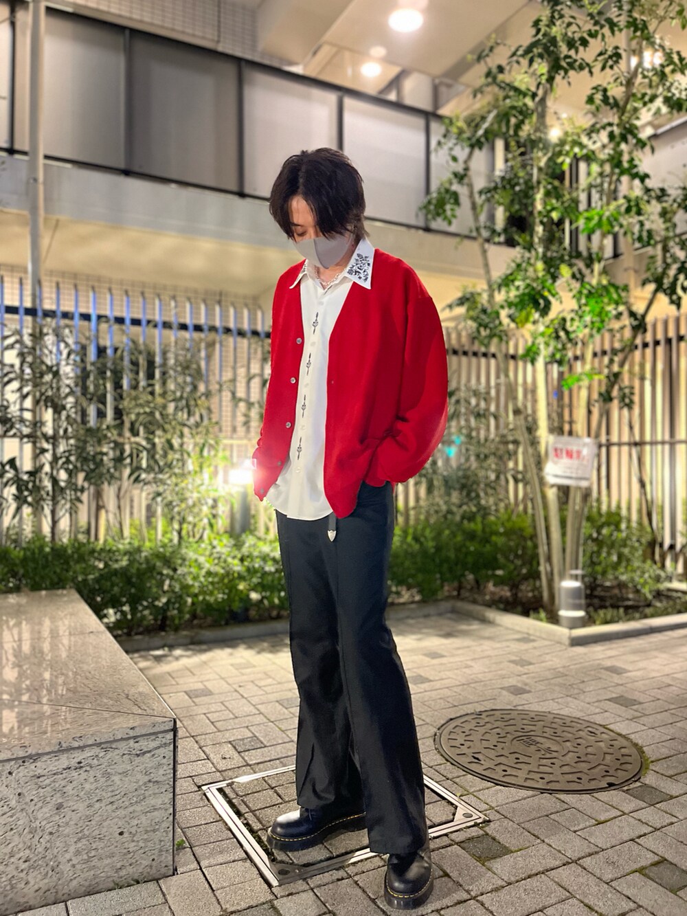 レッド系のカーディガン/ボレロ、ホワイト系のシャツ/ブラウス、ブラック系のタンクトップを着用したメンズの春コーディネートの3枚目の写真