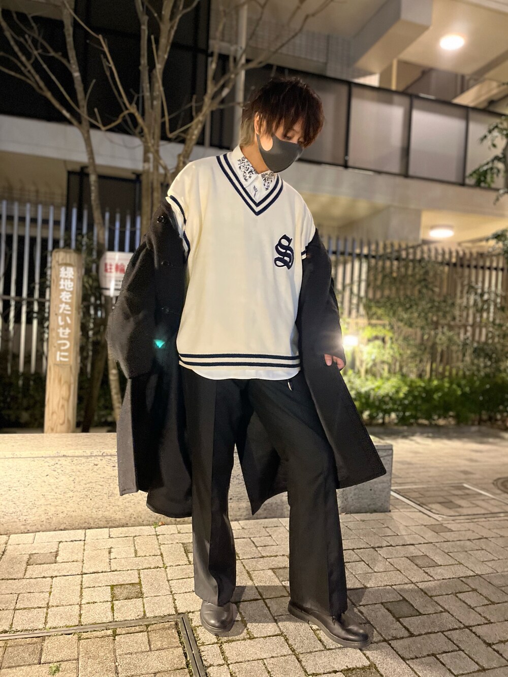 ホワイト系のベスト、ホワイト系のシャツ/ブラウス、グレー系のスラックスを着用したメンズの冬コーディネートの3枚目の写真