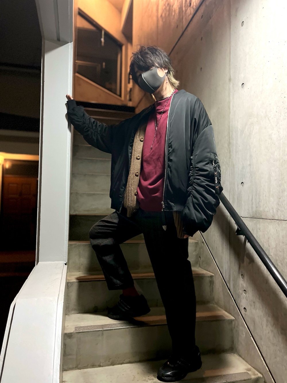 「act'm、GU、UNIQLO、Dickies、Ellno Loset、adidas、燈屋、MA-1、スウェット、カーディガン、スラックス、スニーカー、暖色系、冬コーデ、ピアス」｜「act'mの【act'm】ブランドロゴ刺繍ベーシックオーバーサイズスウェット（スウェット、レッド系）」を使った、アムネシアさん（メンズ・176cm）の冬コーディネートの3枚目の写真