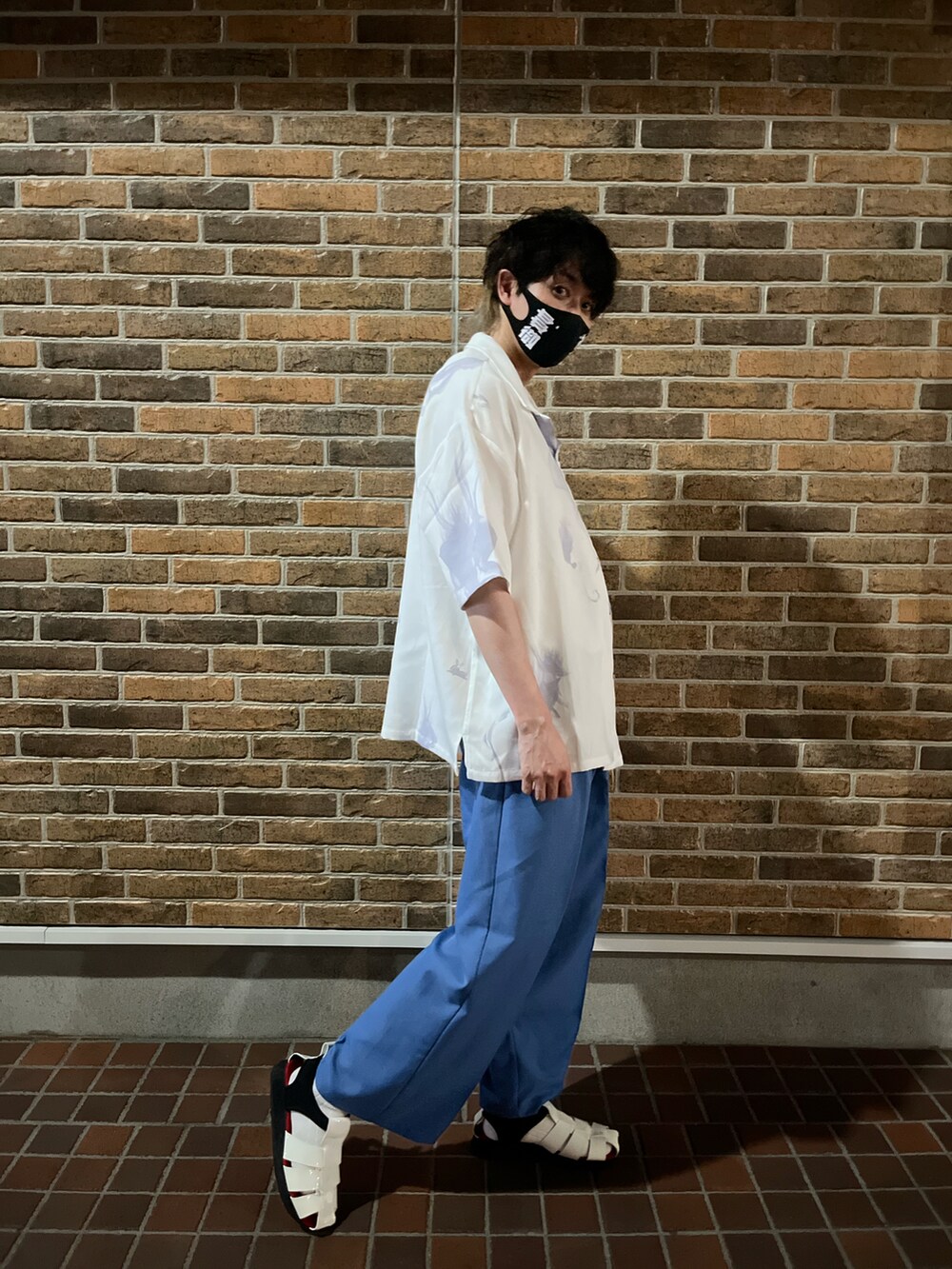 ホワイト系のシャツ/ブラウス、ブルー系のスラックス、ホワイト系のサンダルを着用したメンズの夏コーディネートの4枚目の写真