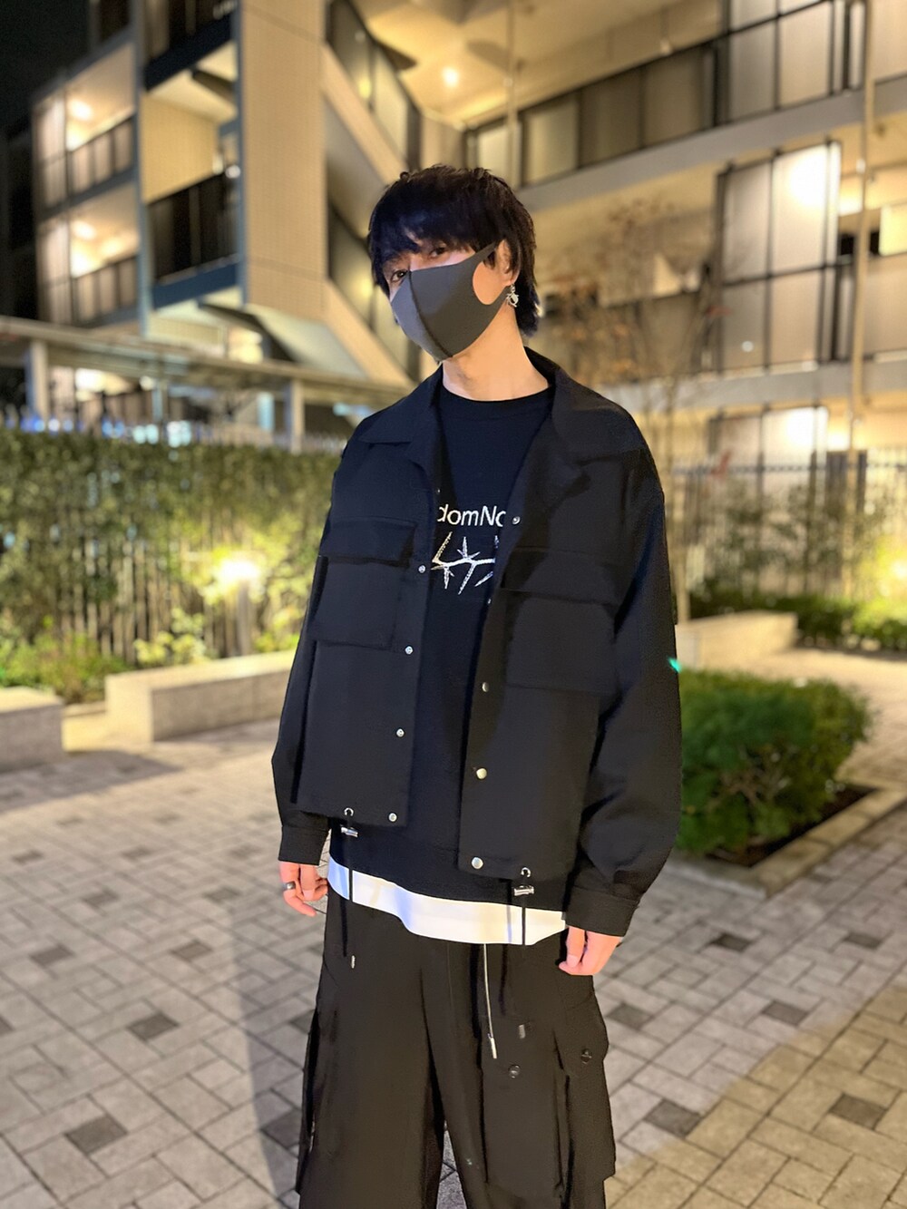 ブラック系のカーゴパンツ、ブラック系のスニーカー、ホワイト系のTシャツ/カットソーを着用したメンズの秋コーディネートの3枚目の写真