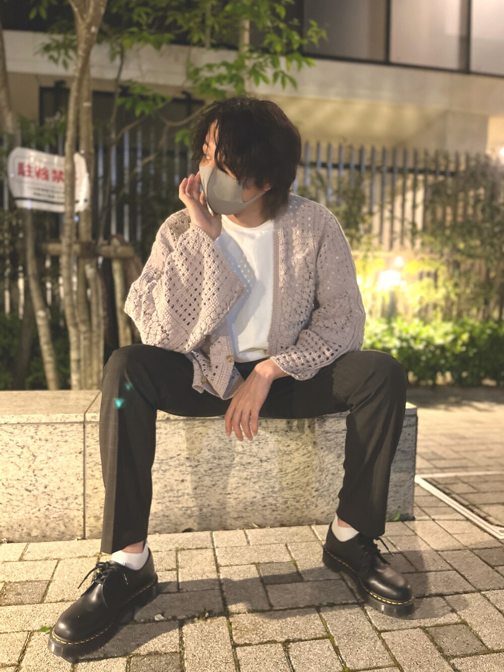ホワイト系のTシャツ/カットソー、ブルー系のタンクトップ、ブラック系のローファーを着用したメンズの春コーディネートの2枚目の写真