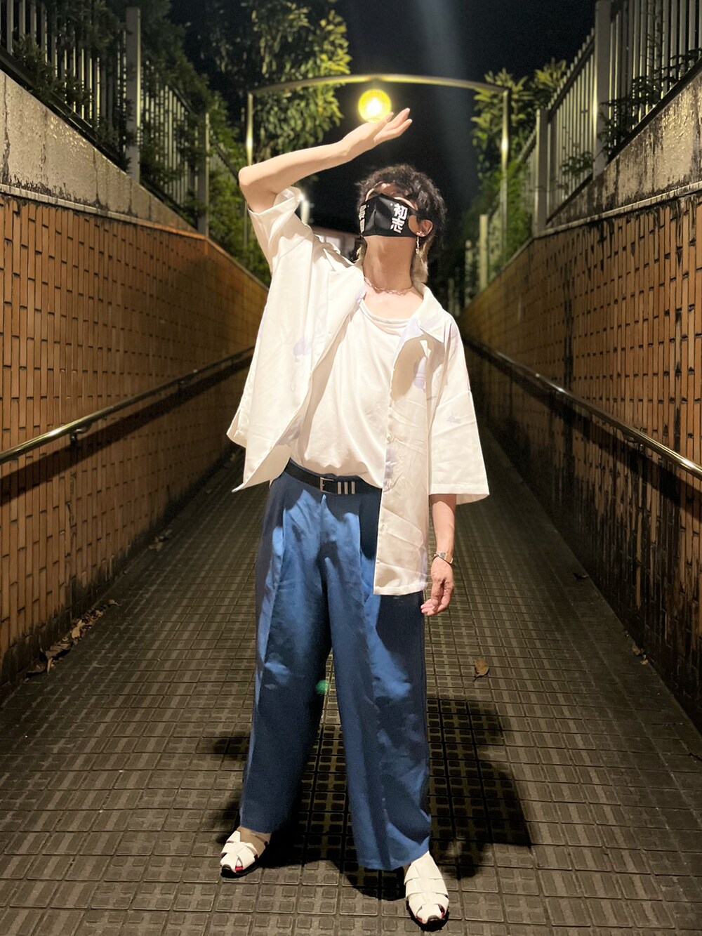 ホワイト系のシャツ/ブラウス、ブルー系のスラックス、ホワイト系のサンダルを着用したメンズの夏コーディネートの5枚目の写真