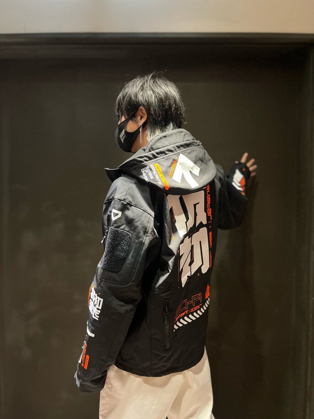 ホワイト系のスウェットパンツ、ブラック系のスニーカー、ブラック系のショルダーバッグを着用したメンズの冬コーディネートの2枚目の写真