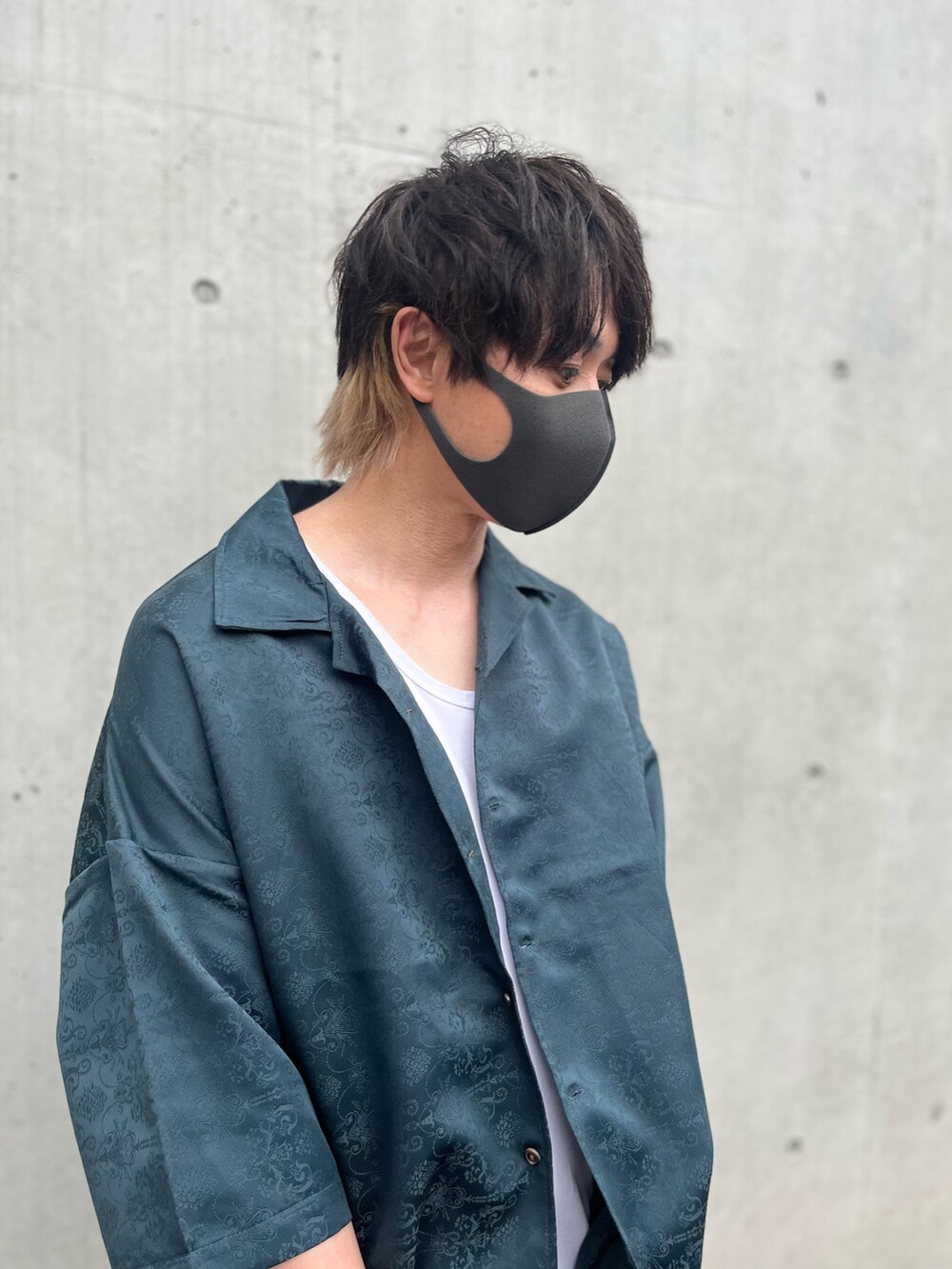 グリーン系のシャツ/ブラウス、ホワイト系のタンクトップ、ベージュ系のトートバッグを着用したメンズの夏コーディネートの4枚目の写真