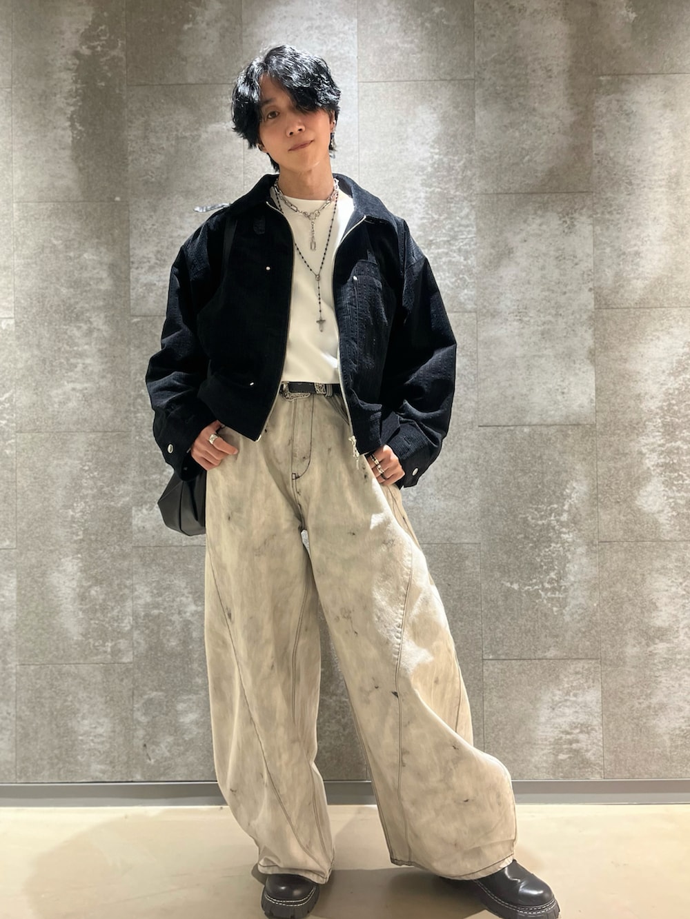 「短丈トップス、最近のいい感じコーデ、冬、Aライン、CASPER JOHN、tk.TAKEO KIKUCHI、LILL、aimoha(aimoha)、Lapis Moon、タックイン、プチプラ、ブーツ、ホワイトデニム、コーデュロイジャケット」|「CASPER JOHNのCorduroy B-3 gimmick flight blouson/コーデュロイB-3ギミックフライトブルゾン(ブルゾン、ブラック系)」を使った、アムネシアさん(メンズ・176cm)の冬コーディネートの3枚目の写真