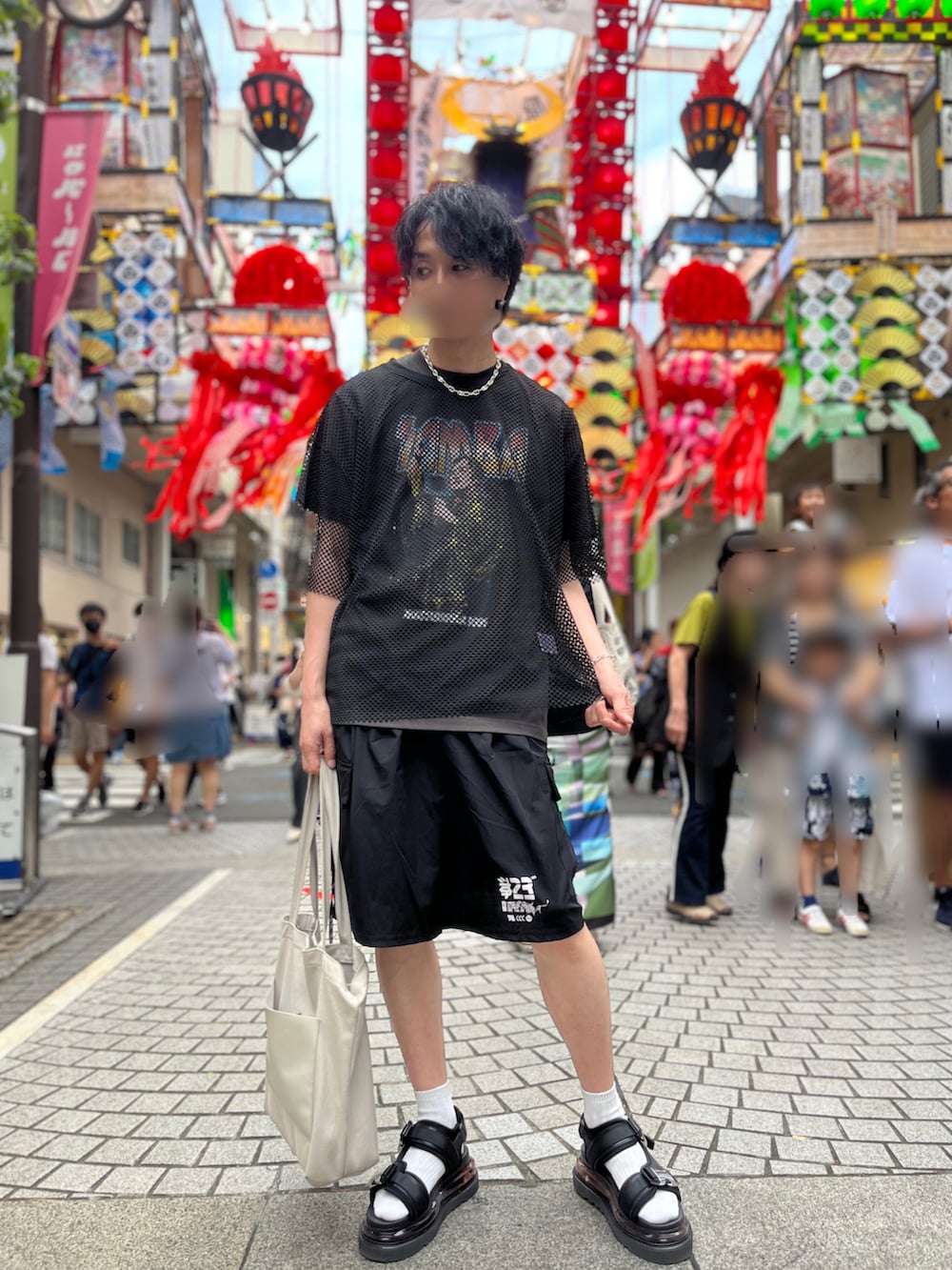 「マツケンサンバ、G.O.C、中央町戦術工芸、HARE、Tシャツ、メッシュTシャツ、ハーフカーゴパンツ、ハーフパンツ、サンダルに靴下、マツケンサンバコラボカフェ、オレ！、夏だ！Tシャツ着よう！、ストリートコーデ、黒Tシャツ、いいね、save、フォローお願いします🤑」｜「中央町戦術工芸の中央町戦術工芸　ハーフパンツ_CTC斗争23（カーゴパンツ、ブラック系）」を使った、アムネシアさん（メンズ・176cm）の夏コーディネートの2枚目の写真