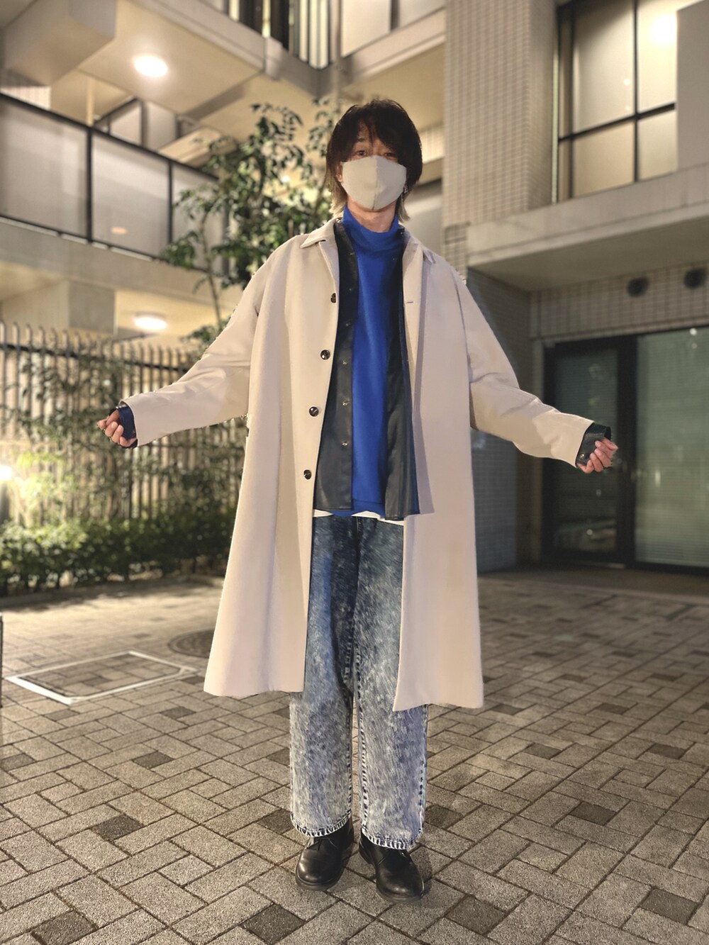 ブルー系のニット/セーター、ホワイト系のタンクトップ、ベージュ系のステンカラーコートを着用したメンズの冬コーディネートの5枚目の写真