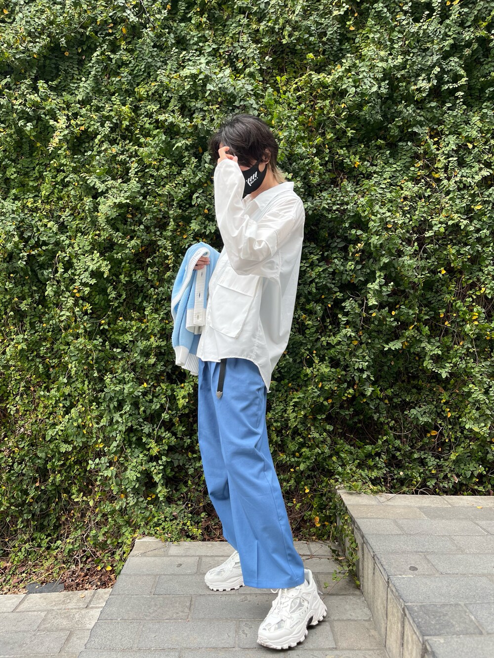 「Mr.creape、adrer、WEGO、CASPER JOHN、KUUUPY、aimoha(aimoha)、cha2、カーディガン、シャツ、ワイドパンツ、トートバッグ、スニーカー、青×白、ブルー x ホワイト、春コーデ」｜「mr. creapeのmr.creape ビッグシルエット配色カーディガン　(ブルー)（カーディガン/ボレロ、ブルー系）」を使った、アムネシアさん（メンズ・176cm）の春コーディネートの5枚目の写真