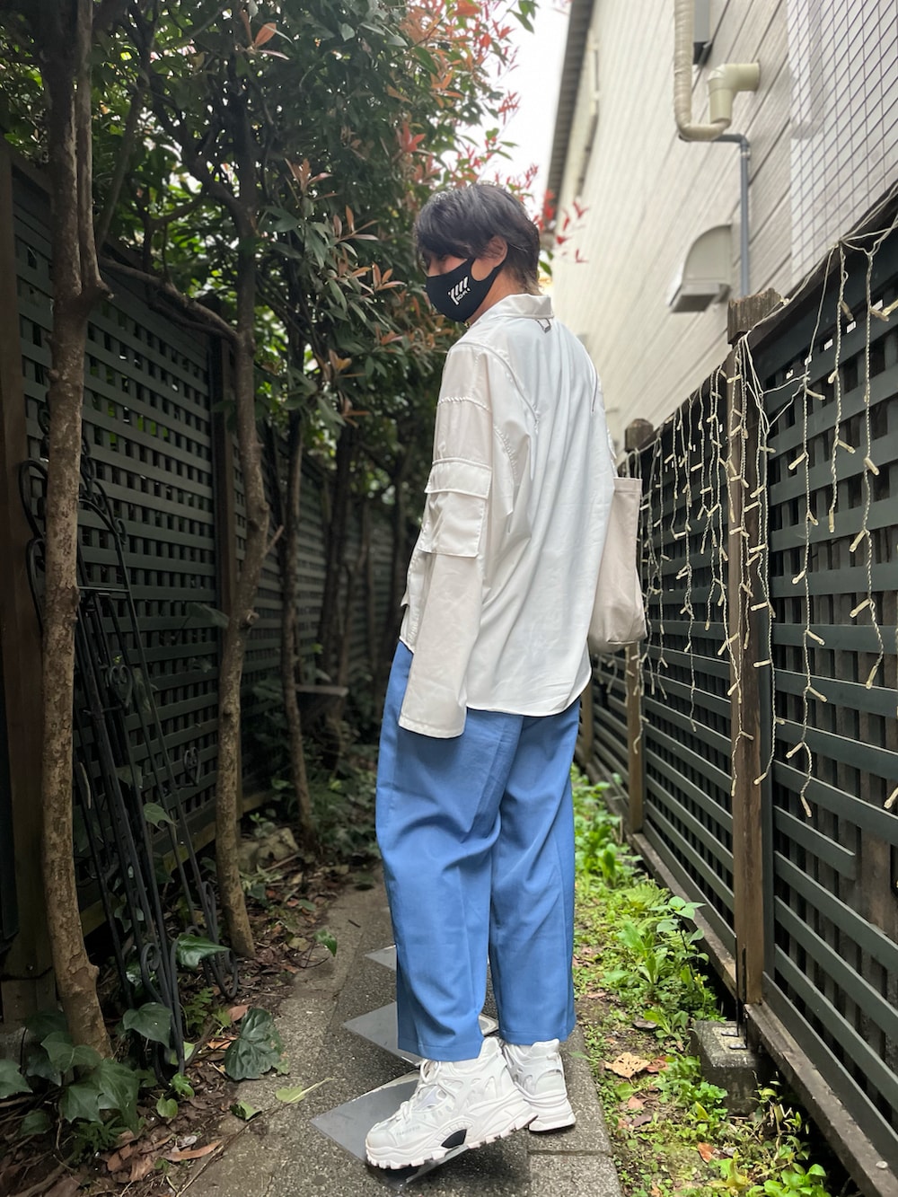 「Mr.creape、adrer、WEGO、CASPER JOHN、KUUUPY、aimoha(aimoha)、cha2、カーディガン、シャツ、ワイドパンツ、トートバッグ、スニーカー、青×白、ブルー x ホワイト、春コーデ」｜「mr. creapeのmr.creape ビッグシルエット配色カーディガン　(ブルー)（カーディガン/ボレロ、ブルー系）」を使った、アムネシアさん（メンズ・176cm）の春コーディネートの2枚目の写真