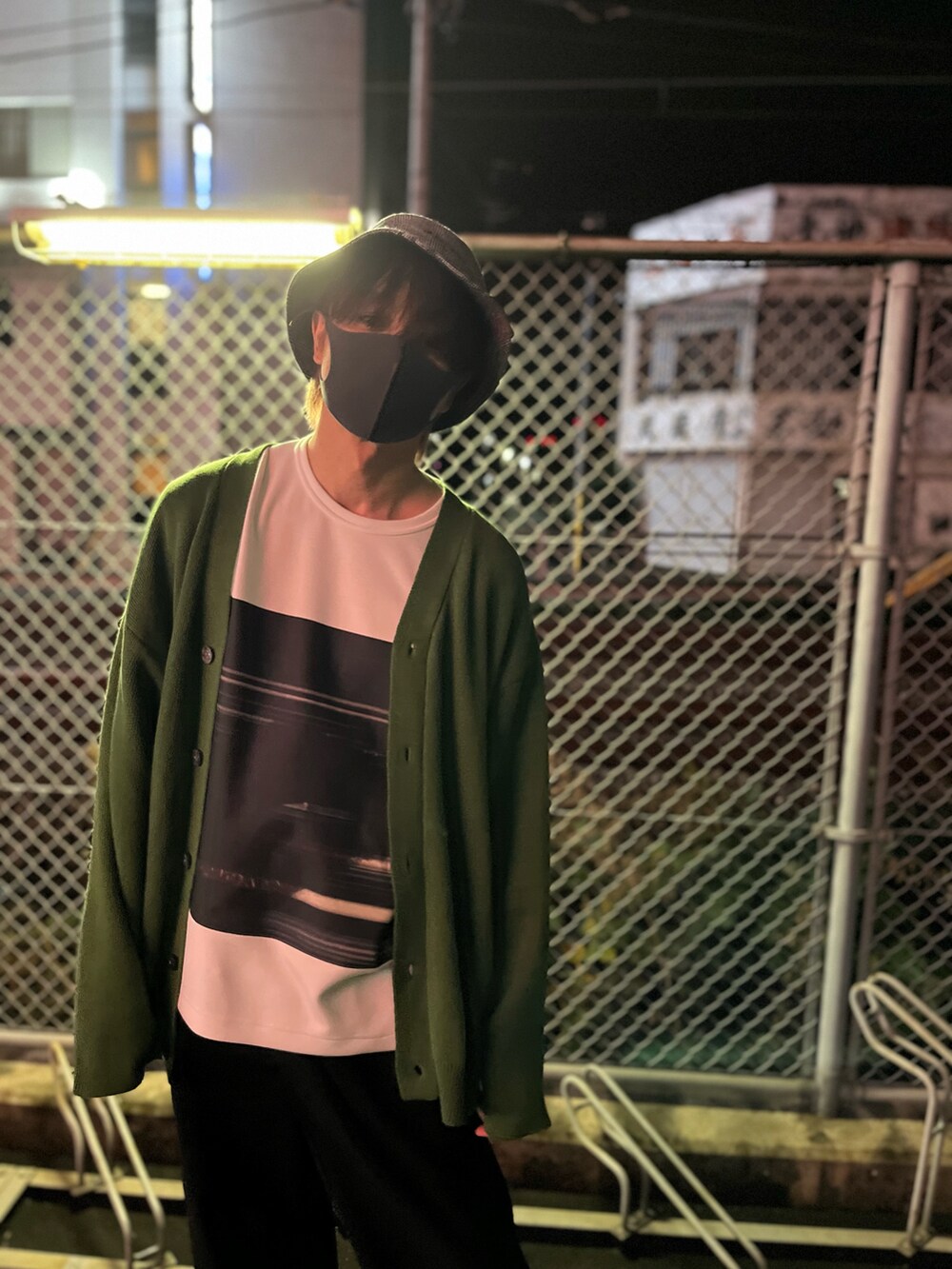 グリーン系のカーディガン/ボレロ、ホワイト系のTシャツ/カットソー、ブラック系のローファーを着用したメンズの秋コーディネートの2枚目の写真