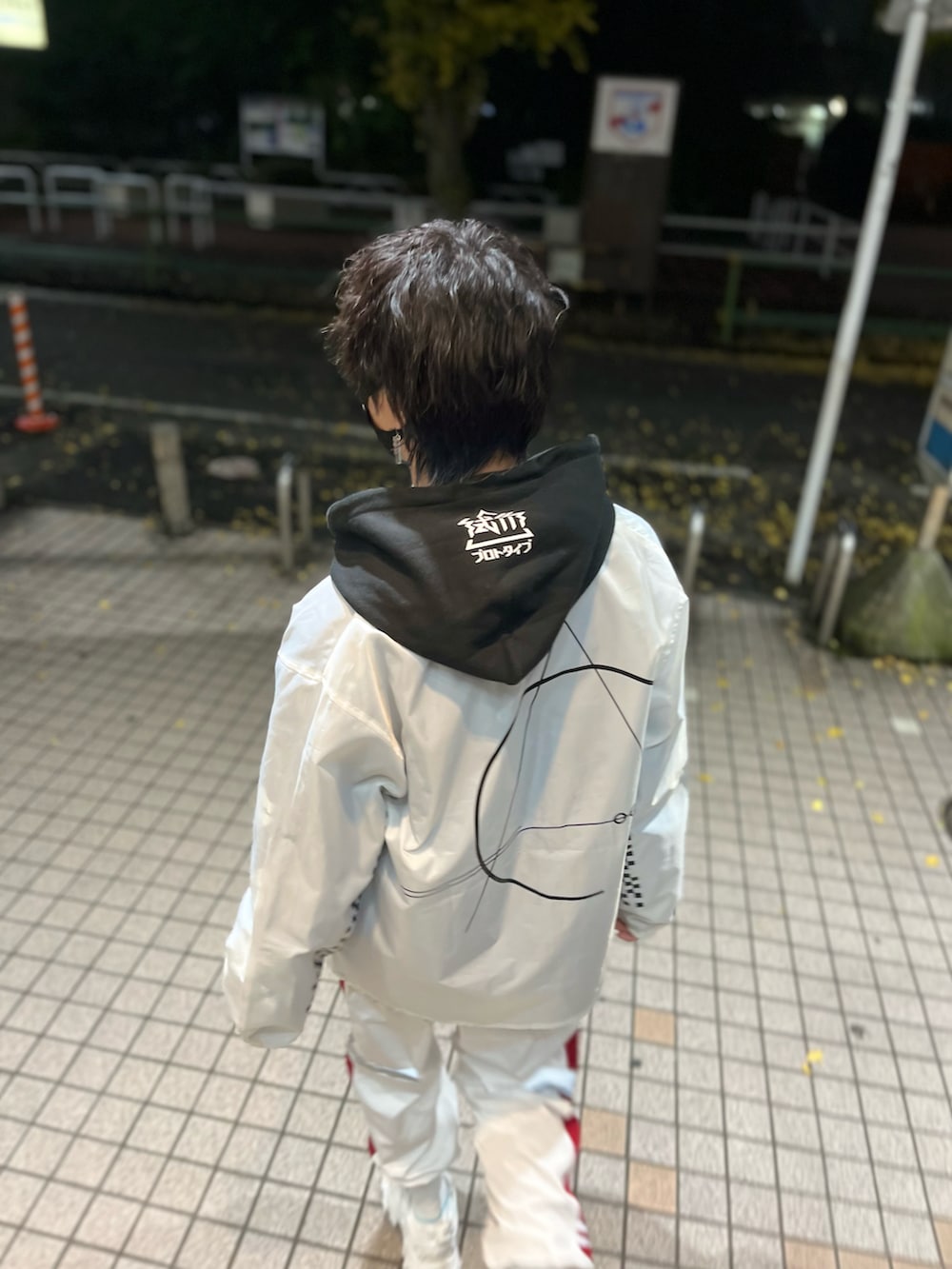 「H＞FRACTAL、中央町戦術工芸、Herden、aimoha(aimoha)、cha2、コーチジャケット、パーカー、ジョガーパンツ、リフレクター、サイバー、冬コーデ、タクティカル、スニーカー、テックウェア、ストリートフェス2023」｜「H＞FRACTALのH＞FRACTAL ORIGINAL – ANARCHY CHECKER COACH JACKET (WHITE) 15,984円(税込)（ナイロンジャケット、ホワイト系）」を使った、アムネシアさん（メンズ・176cm）の冬コーディネートの4枚目の写真