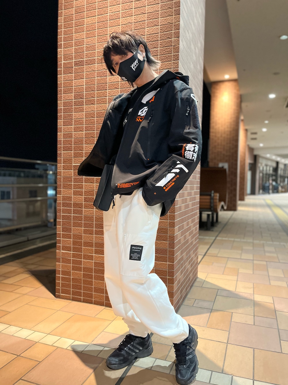 ホワイト系のスウェットパンツ、ブラック系のスニーカー、ブラック系のショルダーバッグを着用したメンズの冬コーディネートの4枚目の写真