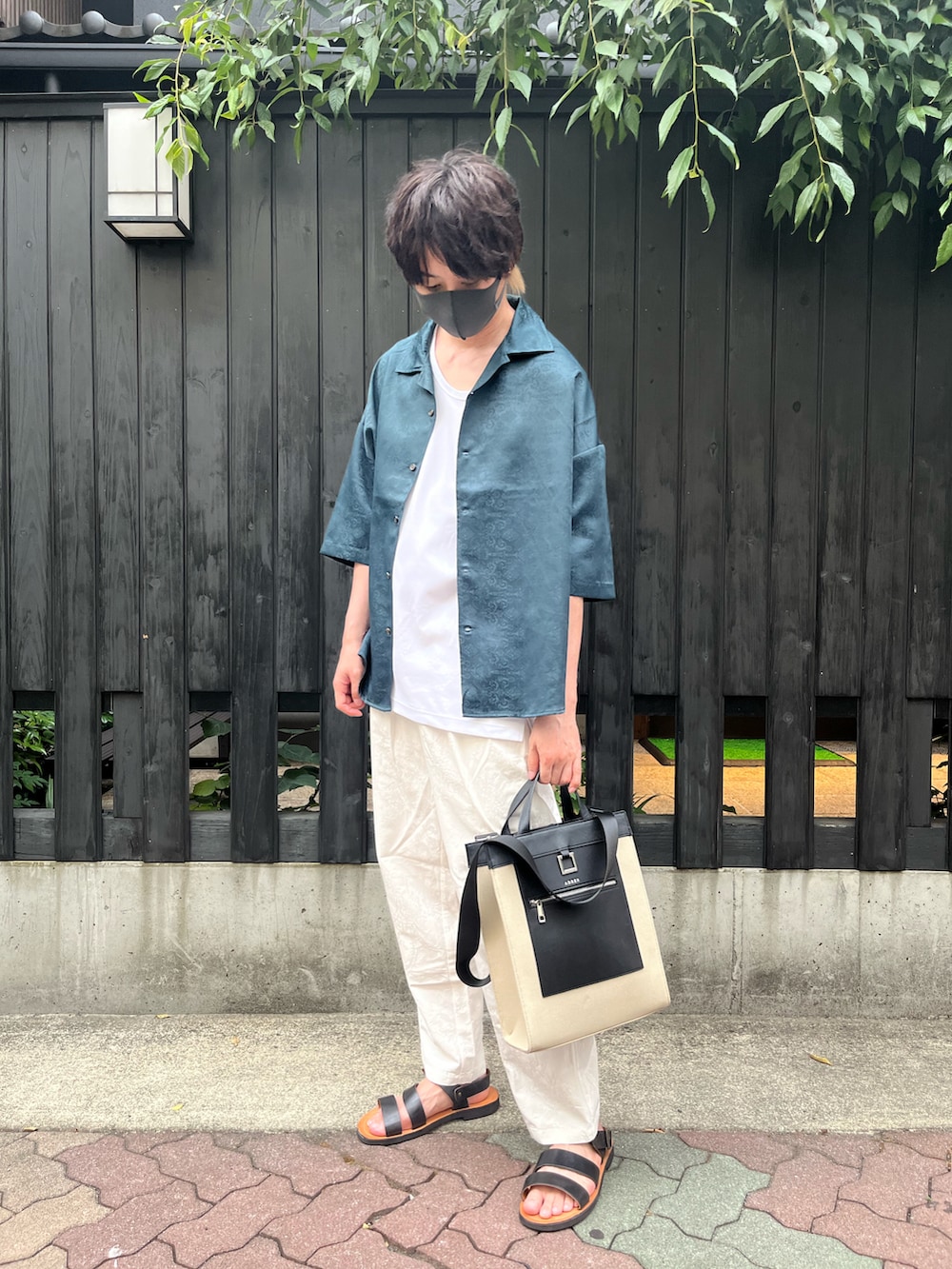 グリーン系のシャツ/ブラウス、ホワイト系のタンクトップ、ベージュ系のトートバッグを着用したメンズの夏コーディネートの3枚目の写真