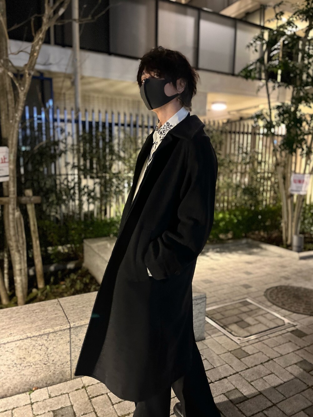 ホワイト系のベスト、ホワイト系のシャツ/ブラウス、グレー系のスラックスを着用したメンズの冬コーディネートの4枚目の写真