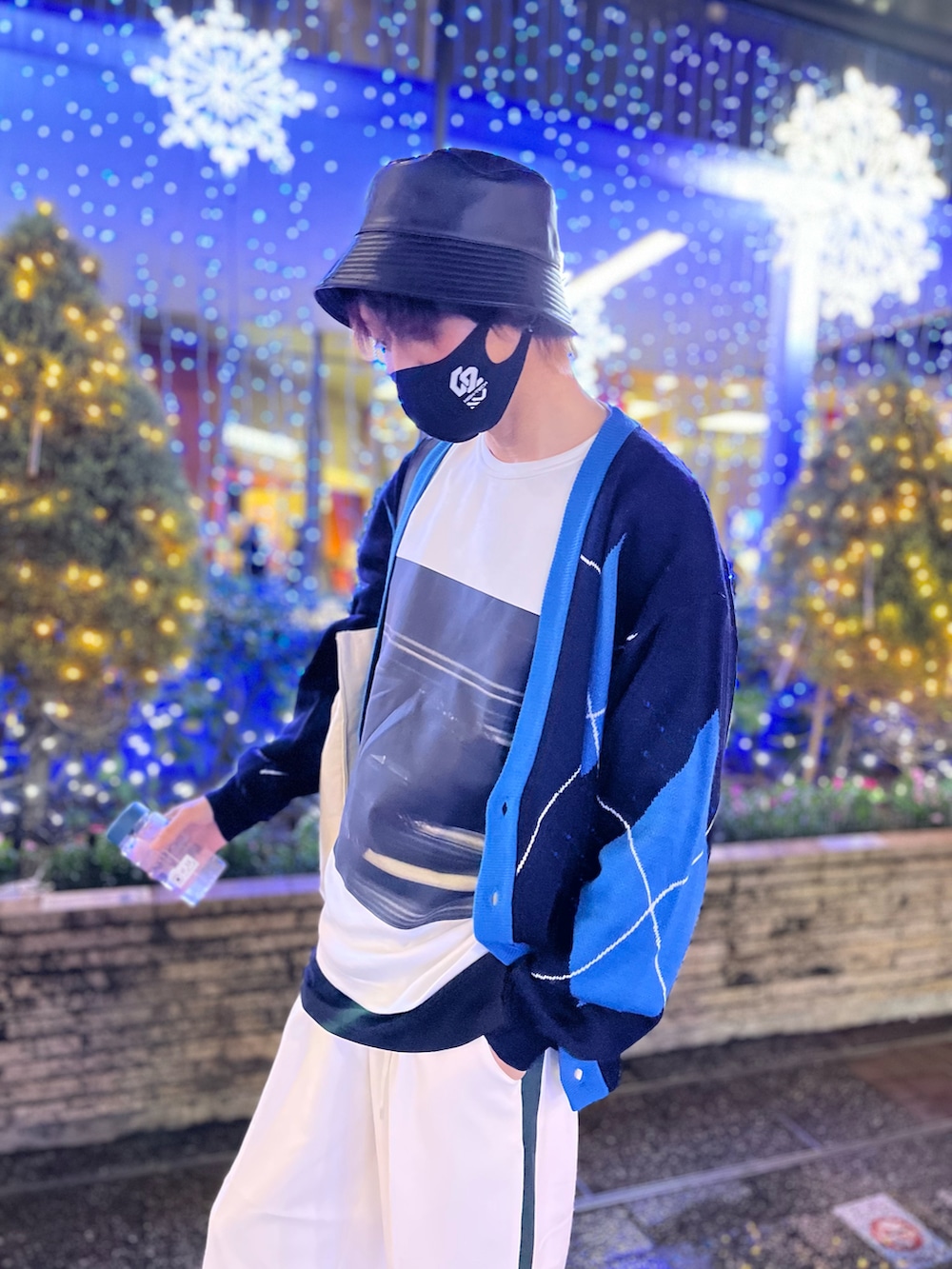 ブルー系のスニーカー、ホワイト系のトートバッグ、ブルー系のカーディガン/ボレロを着用したメンズの秋コーディネートの4枚目の写真