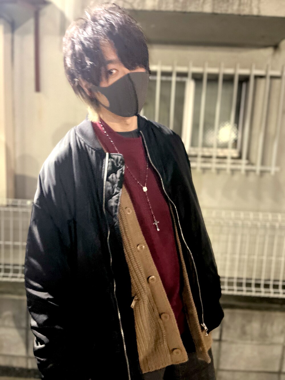 「act'm、GU、UNIQLO、Dickies、Ellno Loset、adidas、燈屋、MA-1、スウェット、カーディガン、スラックス、スニーカー、暖色系、冬コーデ、ピアス」｜「act'mの【act'm】ブランドロゴ刺繍ベーシックオーバーサイズスウェット（スウェット、レッド系）」を使った、アムネシアさん（メンズ・176cm）の冬コーディネートの2枚目の写真