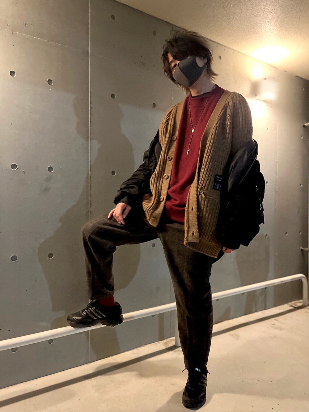 「act'm、GU、UNIQLO、Dickies、Ellno Loset、adidas、燈屋、MA-1、スウェット、カーディガン、スラックス、スニーカー、暖色系、冬コーデ、ピアス」｜「act'mの【act'm】ブランドロゴ刺繍ベーシックオーバーサイズスウェット（スウェット、レッド系）」を使った、アムネシアさん（メンズ・176cm）の冬コーディネートの4枚目の写真