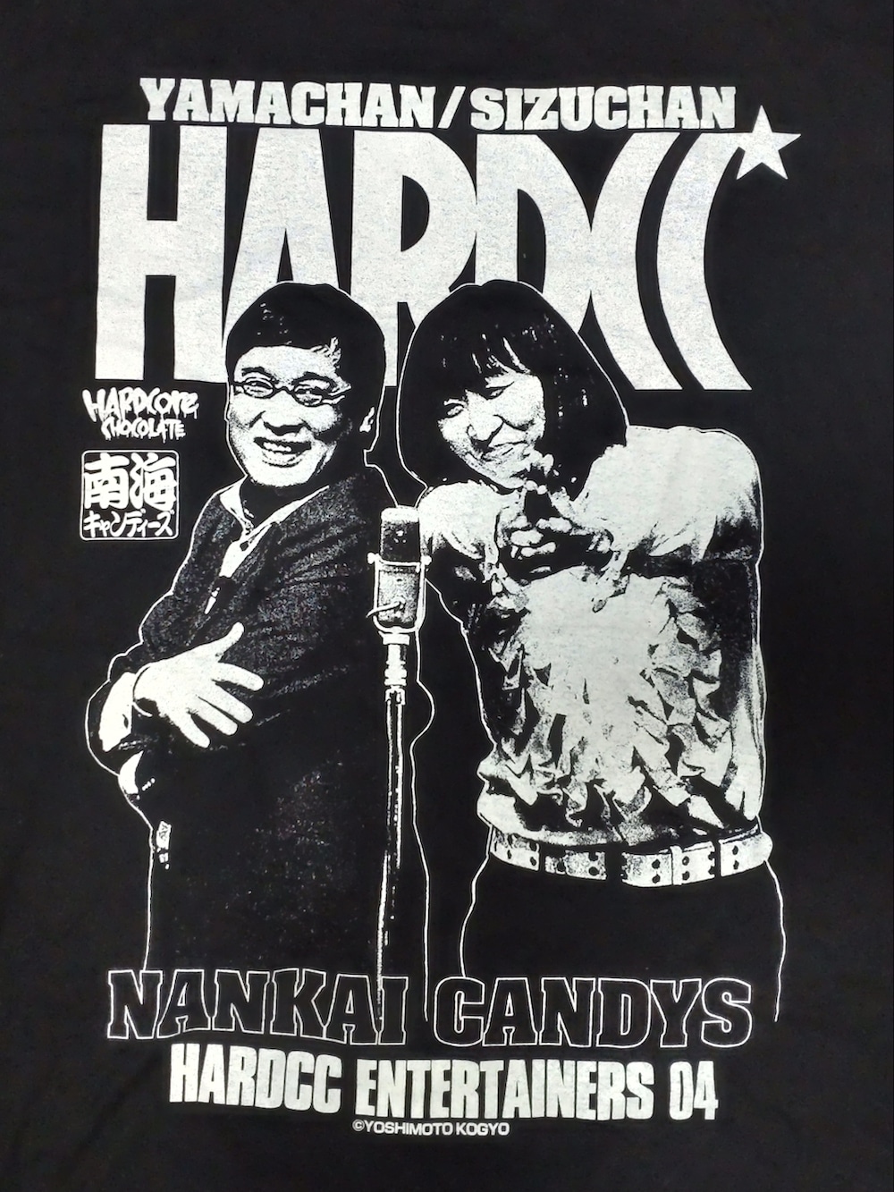 ブラック系のTシャツ/カットソー、ブルー系のデニムパンツ、ホワイト系のスニーカーを着用したメンズの夏コーディネートの2枚目の写真