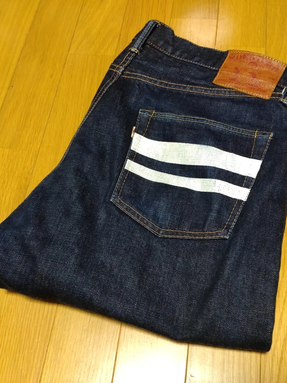 ブラウン系のブーツ、ブルー系のシャツ/ブラウス、ブルー系のデニムパンツを着用したメンズの夏コーディネートの2枚目の写真