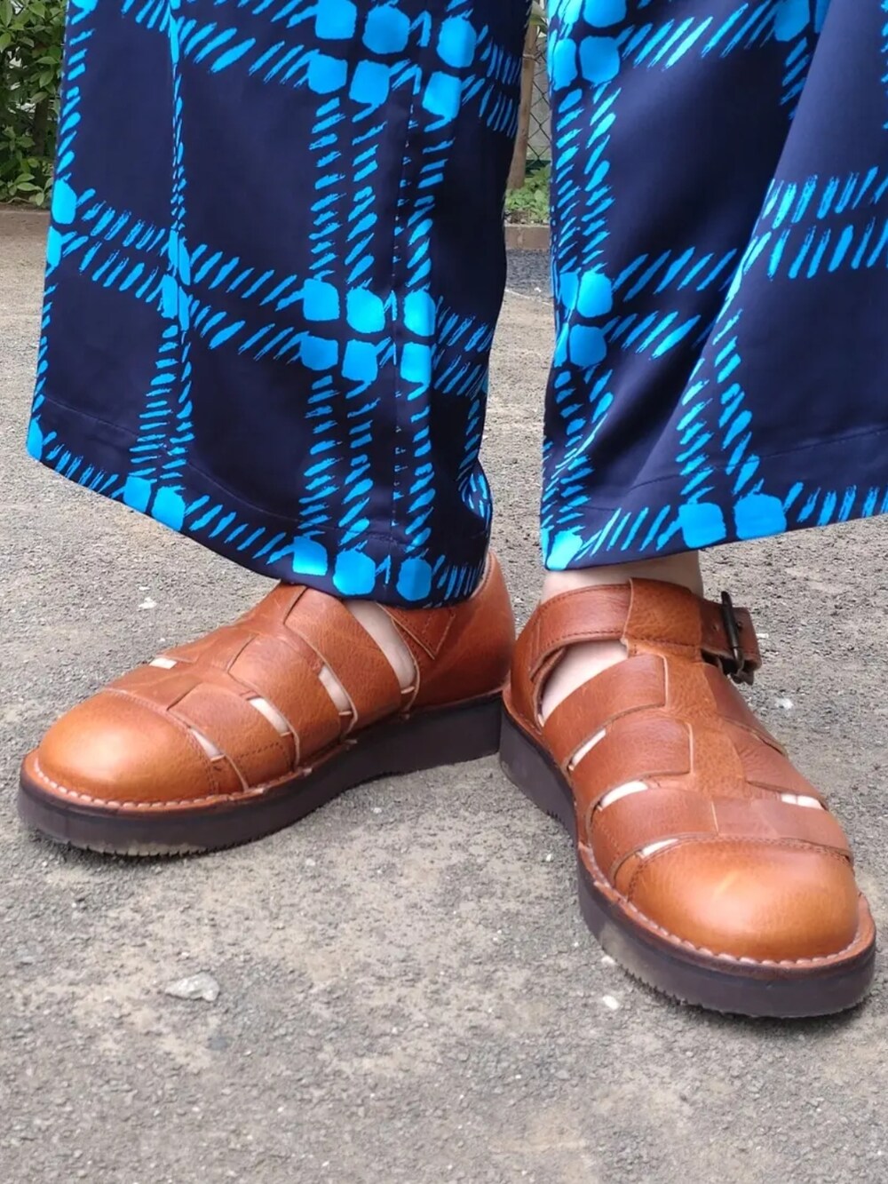 ブラウン系のサンダル、ブルー系のハットを着用したメンズの夏コーディネートの2枚目の写真