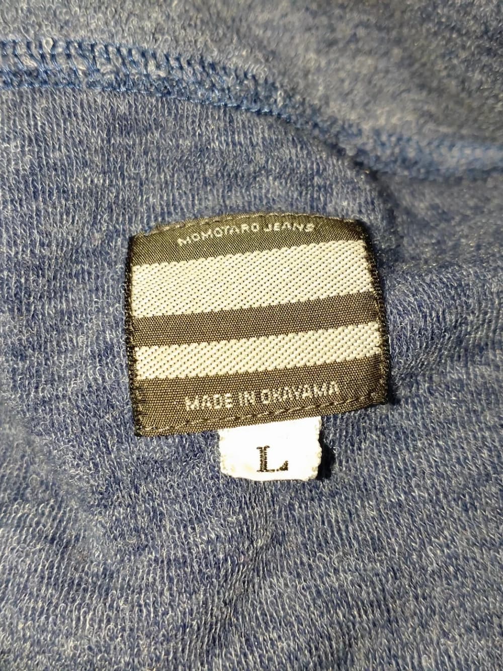 ブラウン系のブーツ、ブルー系のシャツ/ブラウス、ブルー系のデニムパンツを着用したメンズの夏コーディネートの3枚目の写真