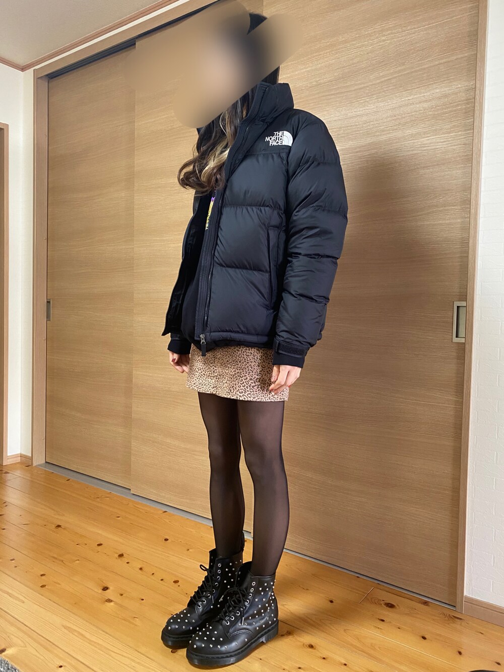 「カジュアルコーデ、ドクターマーチン」｜「XLARGEのXLARGE x JAPANESE MAGENESE OG CREWNECK SWEAT（スウェット、ブラック系）」を使った、as2k328さん（レディース・173cm）の冬コーディネートの2枚目の写真