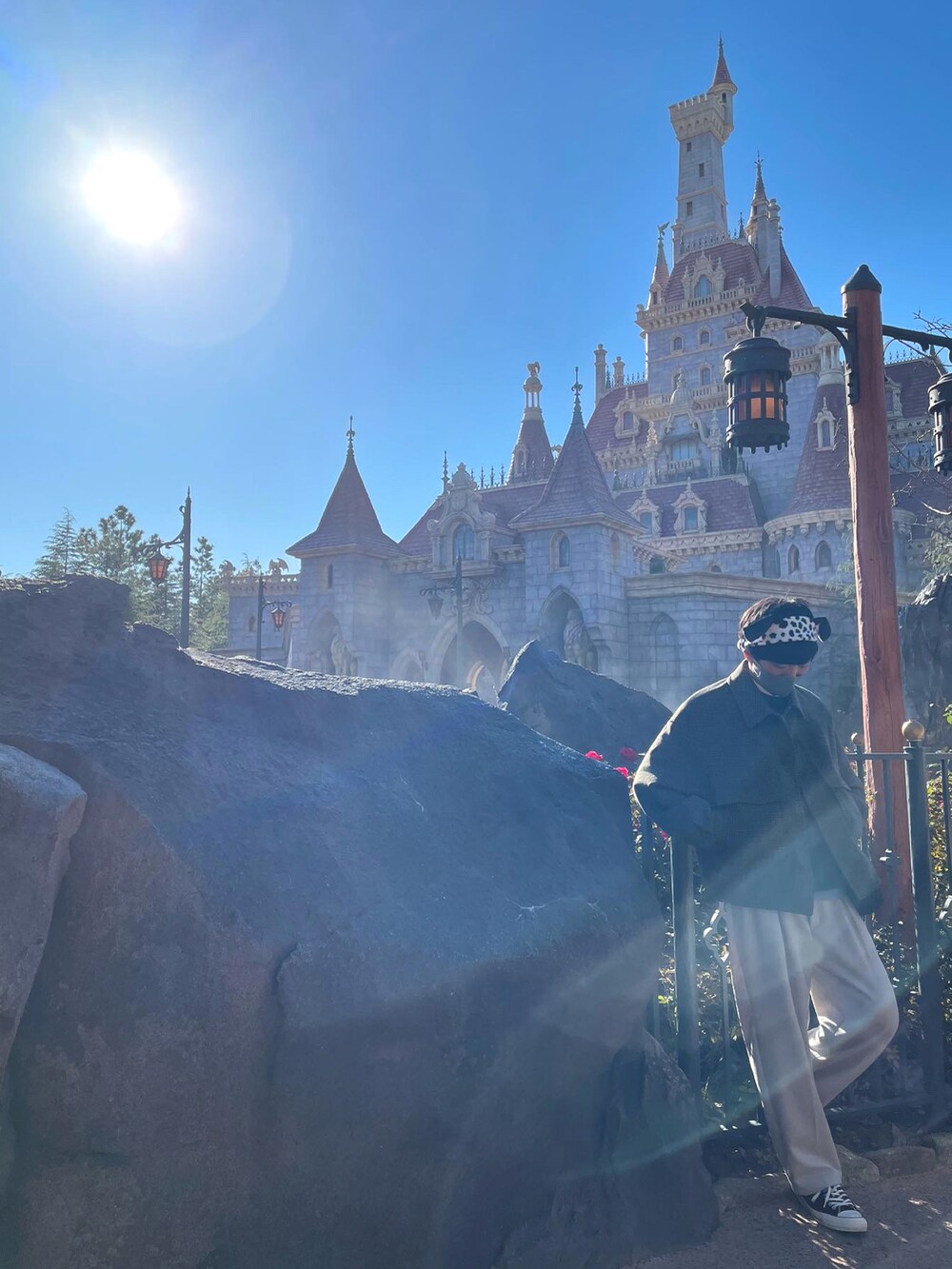 「休日スタイル、ディズニー、シンプル、ビッグシルエット、カラーニット、スラックス、マイベストコーデ2021、冬コーデ、あったかコーデ、コンバース、きれいめカジュアル、キレイめコーデ、大人コーデ、私の推しブランド、おしゃれさんと繋がりたい」｜「remerのloose basic wide PT《21秋冬》/ ルーズベーシックワイドパンツ（その他パンツ、ホワイト系）」を使った、ぽんぬ🪡さん（メンズ・176cm）の冬コーディネートの2枚目の写真