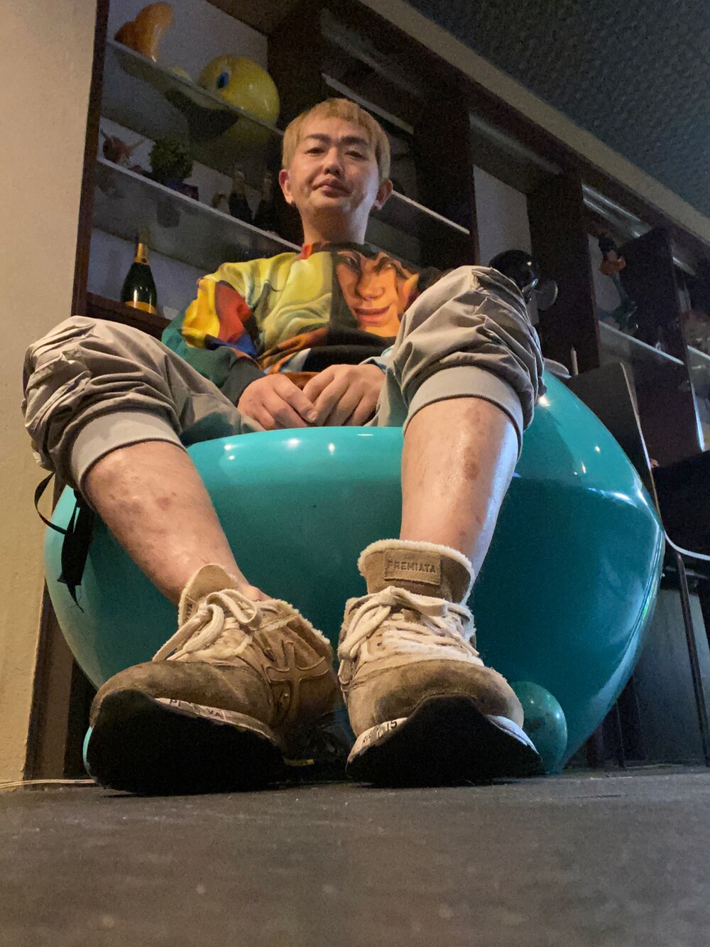 ベージュ系のカーゴパンツ、ベージュ系のスニーカーを着用したメンズの秋コーディネートの2枚目の写真