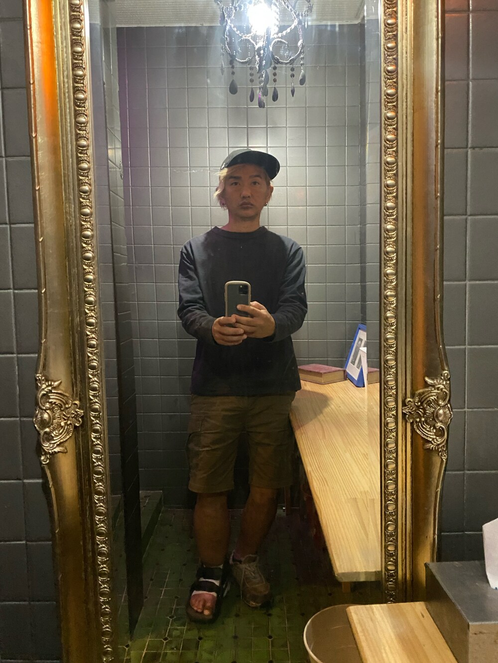 ブラック系のTシャツ/カットソー、グリーン系のその他パンツを着用したメンズの春コーディネートの2枚目の写真