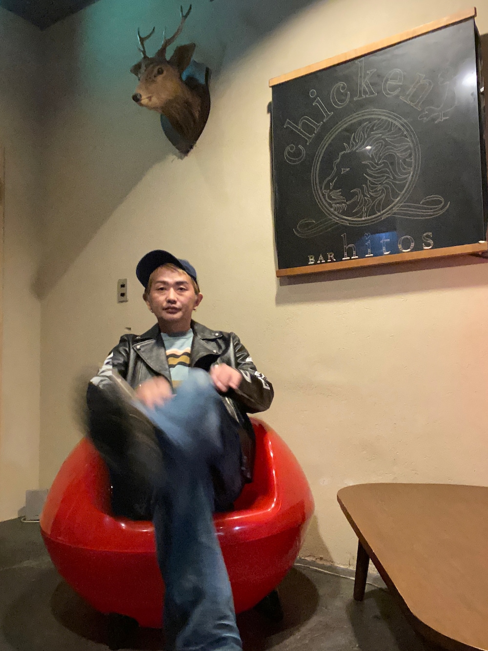 ブラック系のライダースジャケット、ブルー系のデニムパンツ、シルバー系のスニーカーを着用したメンズの秋コーディネートの3枚目の写真