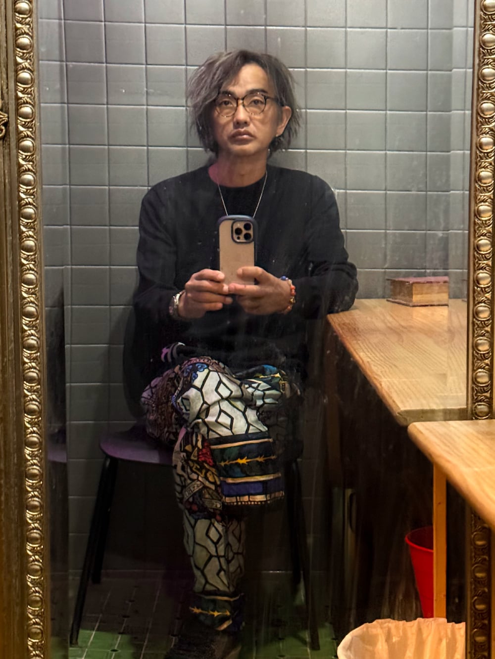 ブラック系のニット/セーター、その他のその他パンツ、ブラック系のスニーカーを着用したメンズの冬コーディネートの2枚目の写真