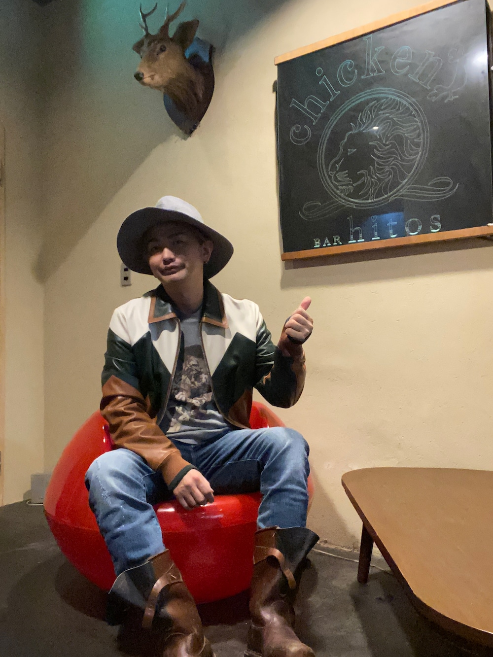 ブルー系のデニムパンツ、ブラウン系のブーツ、ブラウン系のブルゾンを着用したメンズの秋コーディネートの2枚目の写真