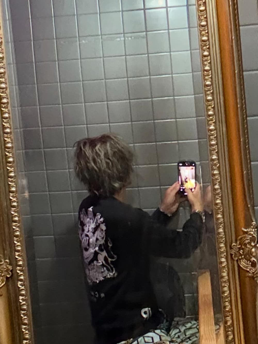 ブラック系のニット/セーター、その他のその他パンツ、ブラック系のスニーカーを着用したメンズの冬コーディネートの3枚目の写真