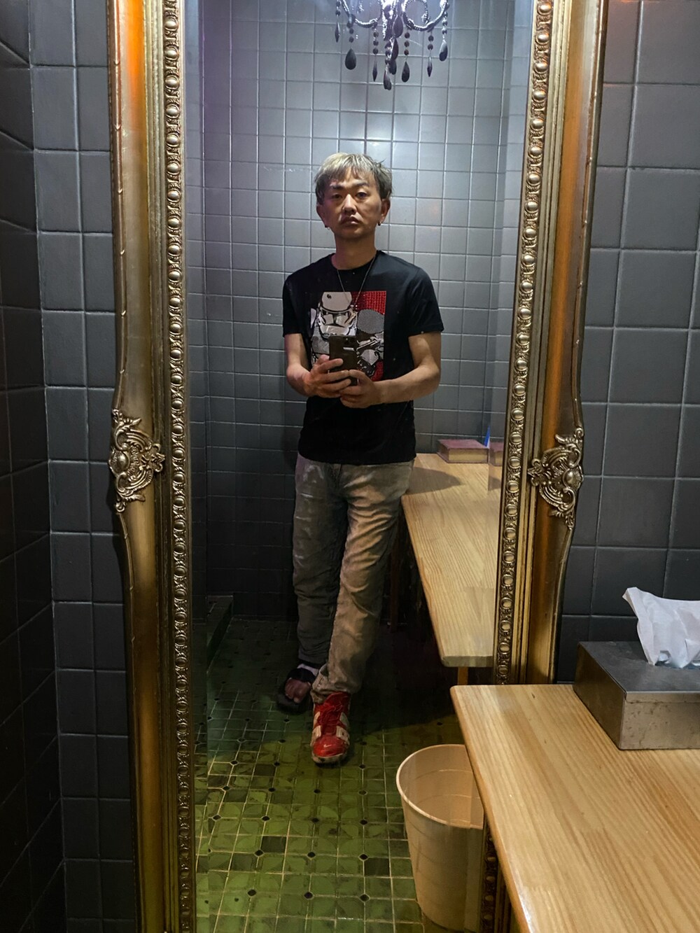 ブラック系のTシャツ/カットソーを着用したメンズの夏コーディネートの2枚目の写真
