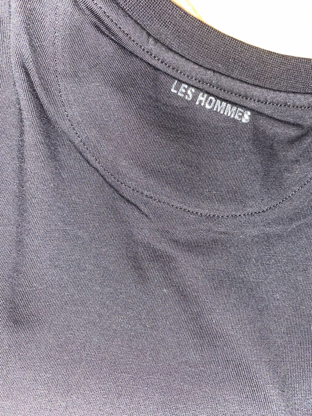 ブラック系のTシャツ/カットソーを着用したメンズの春コーディネートの2枚目の写真